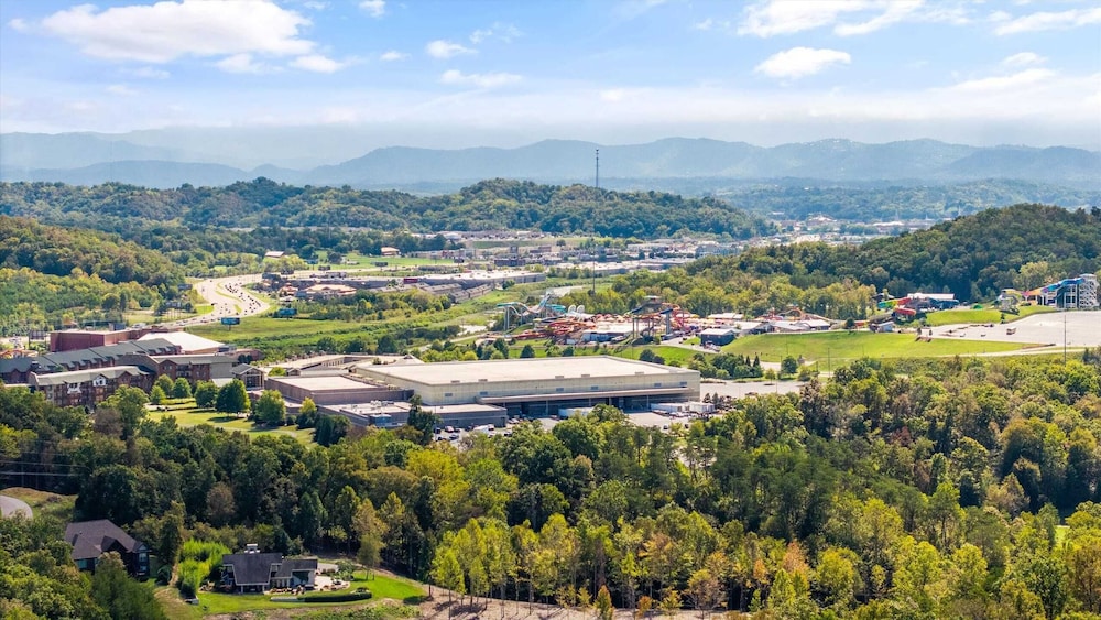 The Back Nine Retreat by Avantstay Private Golf Sim, Firepit & Mountain Views Near Dollywood
