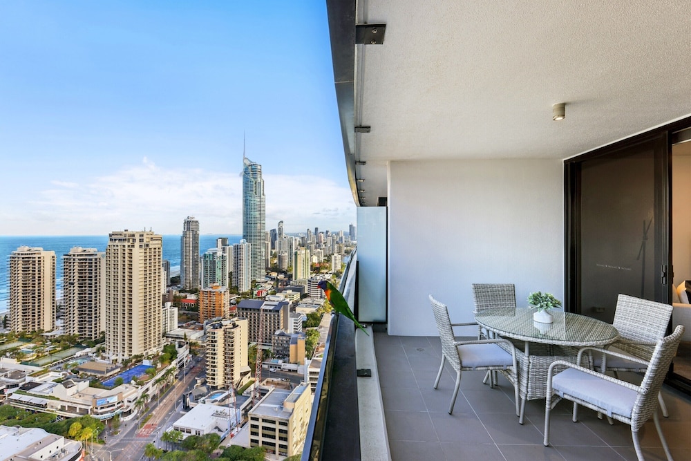Circle on Cavill Luxe 2-bed With Views & Pool view 3