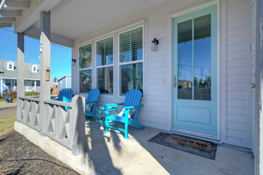 Sleeps 20 2 Homes in Mercer Village w/ Pool Heart of Old Town, Walkable