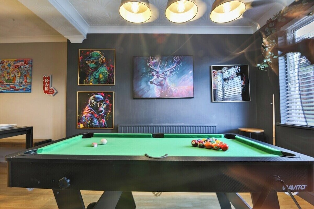 Spacious 3 Bed Home With Pool Table