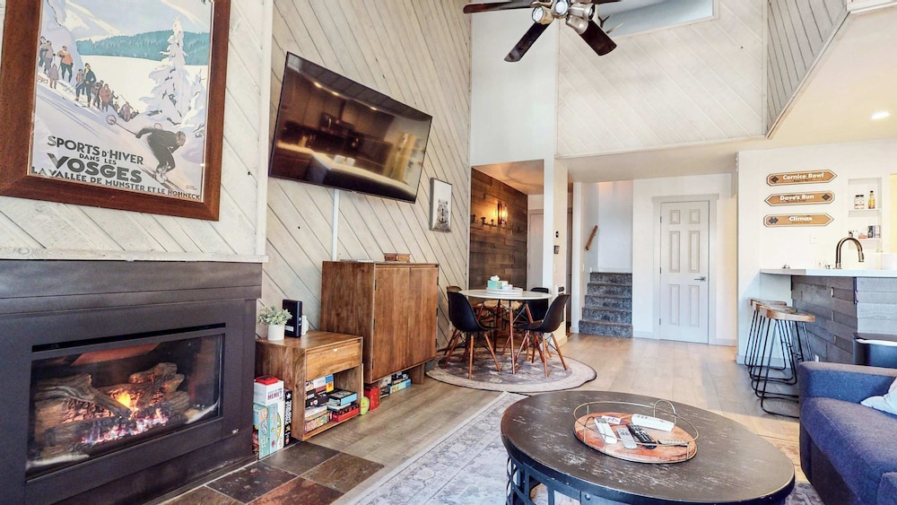 Crestview #40 Chic Condo for 6