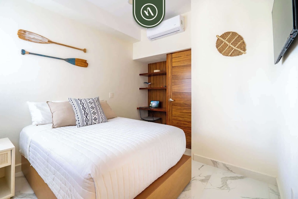 3BR Condo Right Next to the Beach - Pool - Palapa