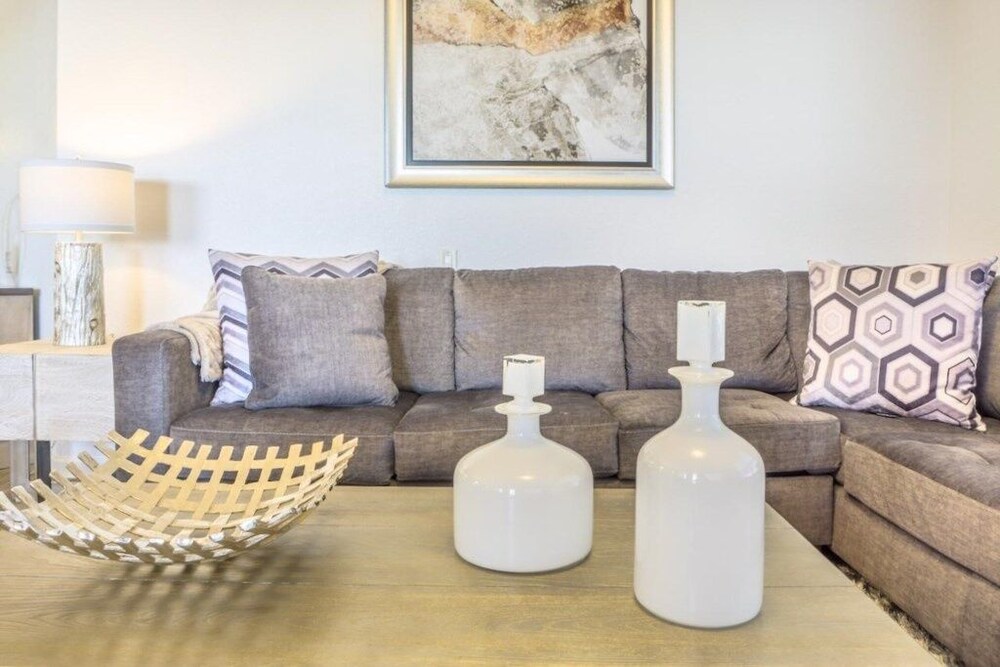 Lakeview Penthouse Elegance 3 Bedroom Condo by RedAwning