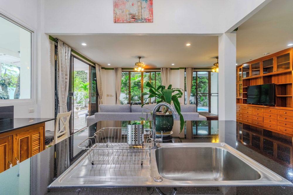 4BR with Pool Family BBQ Near Mall V260