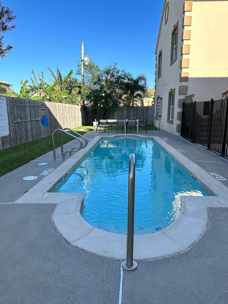 Family Friendly Beach Condo With Pool