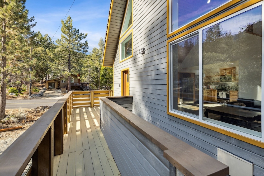 Tranquil Pine Mountain Retreat 3 Bedroom Cabin by RedAwning view 4