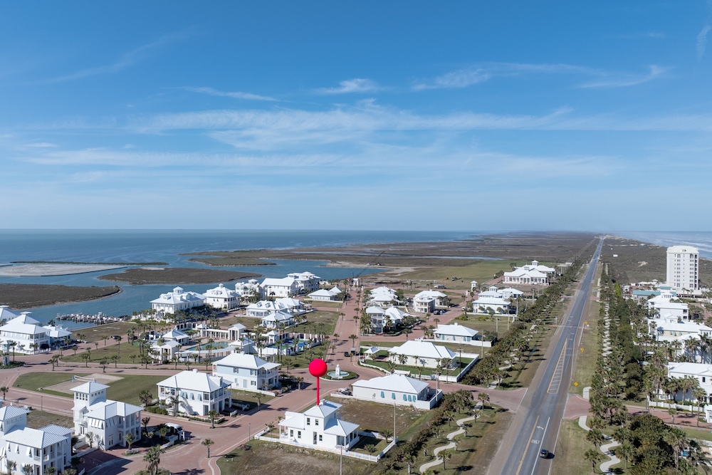 The Scarlett - Private Home At The Shores 3 Bedroom Home