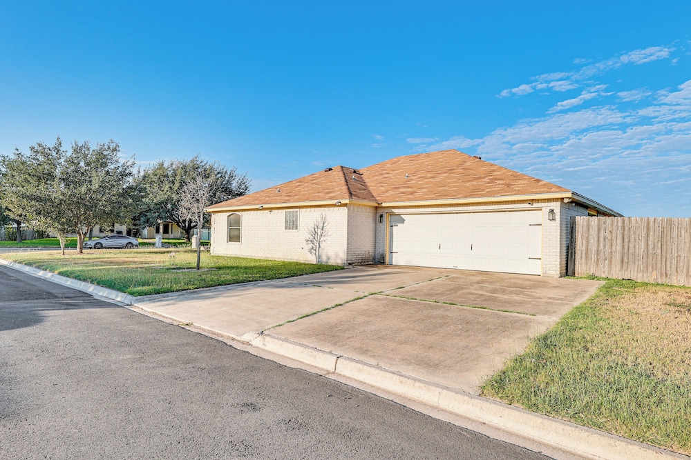 Convenient, Spacious & Peaceful: Home in Edinburg!