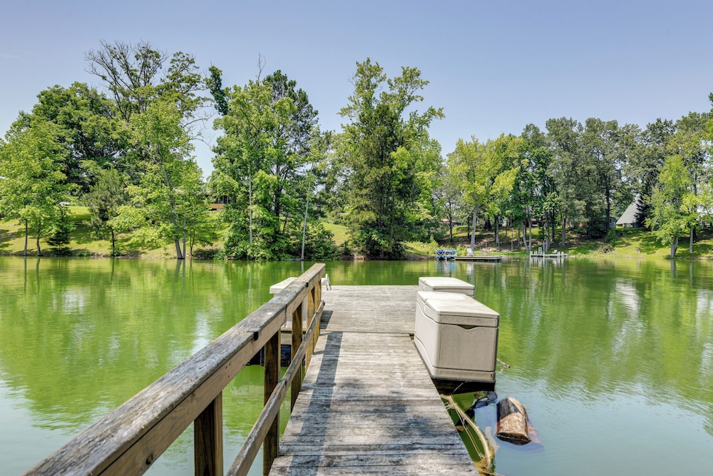 Boat Dock: Family-friendly Douglas Lake Home!