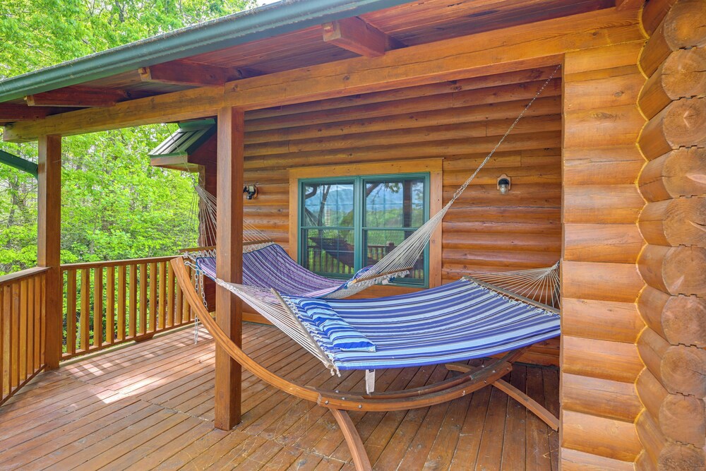 Game Room, Hot Tub & Decks: Scenic Franklin Cabin