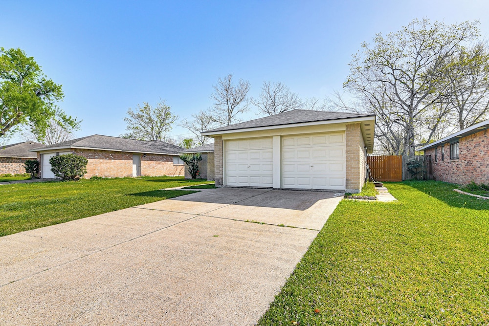 6 Mi to Clear Lake: Family Home w/ Patio & Yard