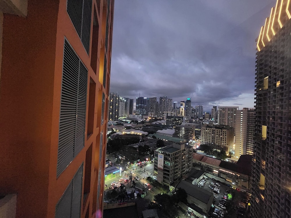 Cozy 1BR Condo in Mandaluyong City With City Skyline View