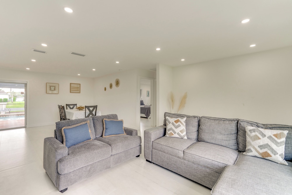 Swim, Golf & Explore: Pet-friendly Cape Coral Home