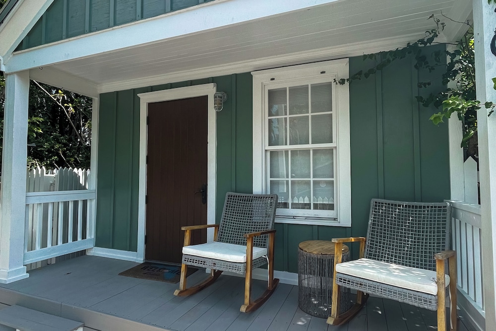 1BR Home - Colorful Cottage w/ AC, W & D, Dogs OK