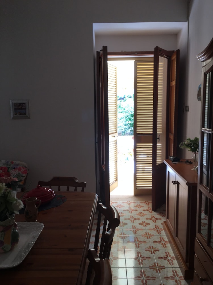 Sea view cottage on sea coast photo 5