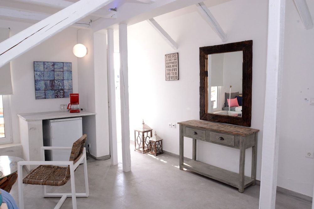 Kouros Home Hotel