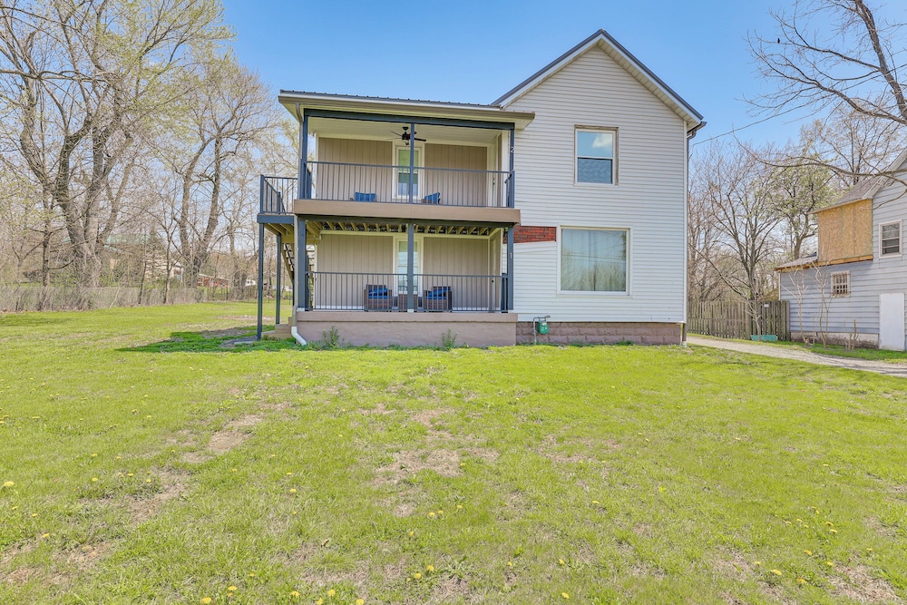 3 Mi to Dtwn: Quiet Youngstown Apt w/ Deck!