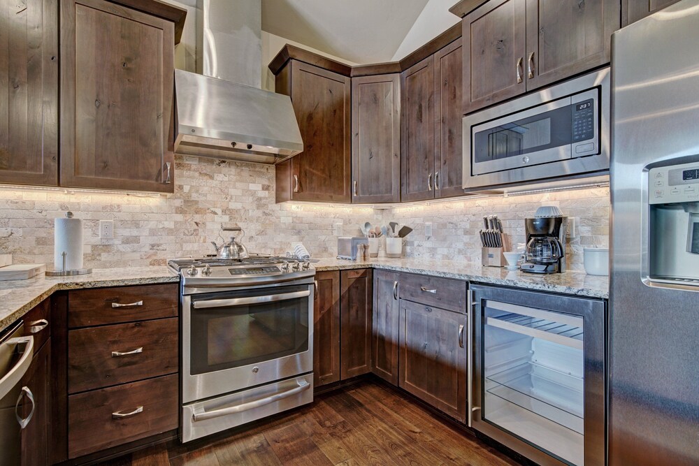 Luxury Home - Sleeps 10 - Fireplace & Mountain View 3 Bedroom Condo