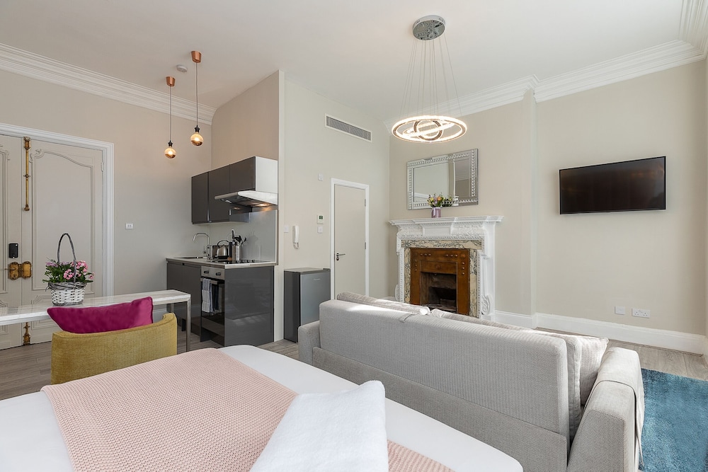 Luxurious Air Conditioned Apt High Street Kensington