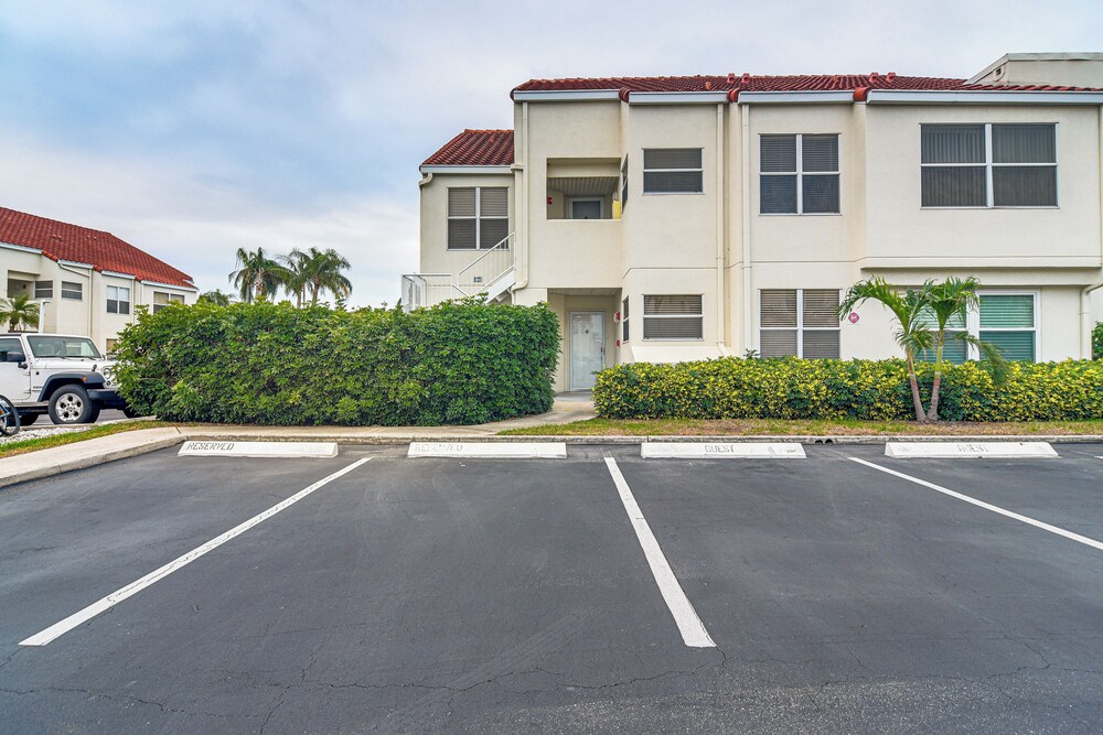 Resort Perks: Condo w/ Private Balcony in St Pete!