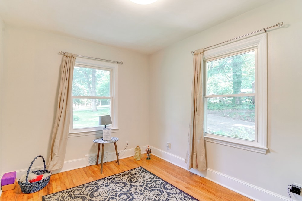 6 Mi to Uptown: Pet-friendly Home in Charlotte