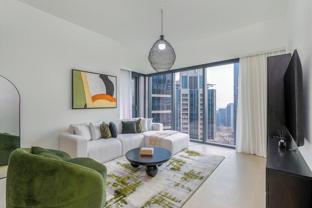 2BR High Floor Act I Act II T1