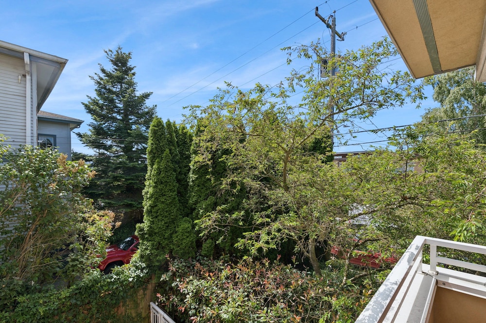 Walkable Seattle Gem Close To Everything 2 Bedroom Condo