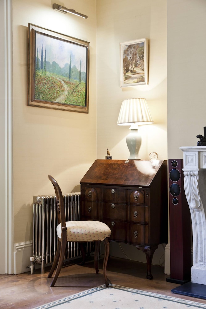 Gledhow Gardens by Onefinestay