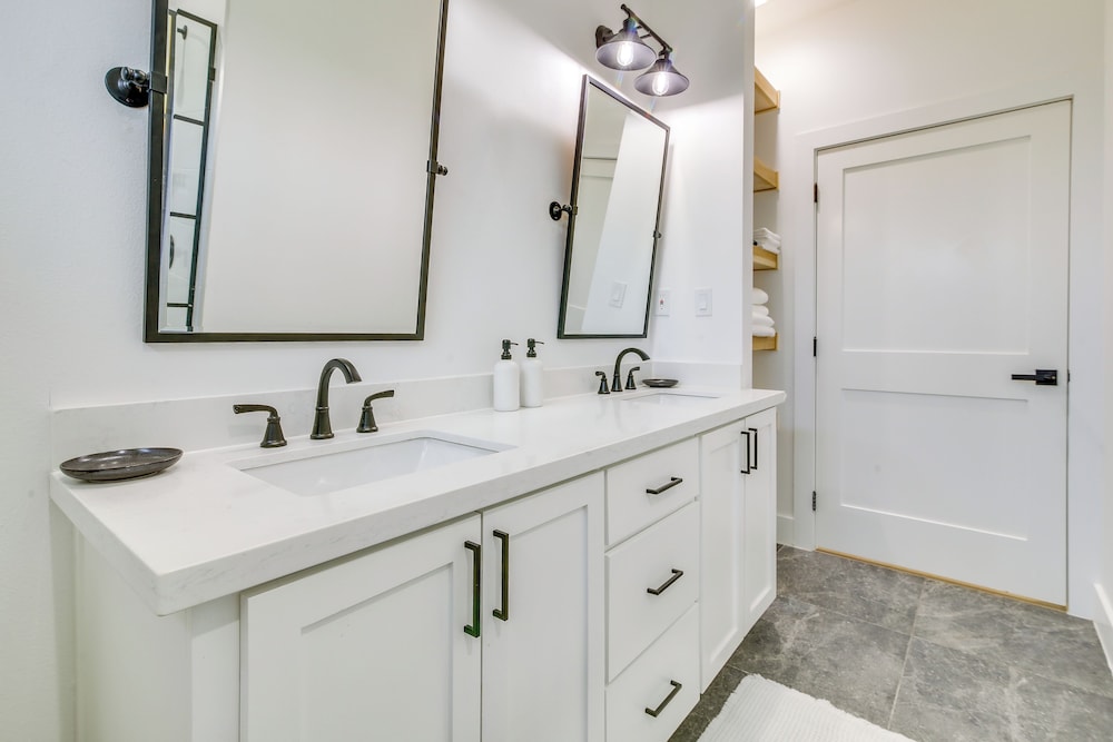 Modern Comfort: Brownsville Home Near Dtwn