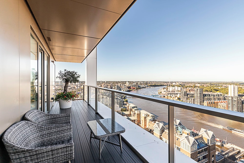 Luxurious 3-bed Sky-high Battersea Gem