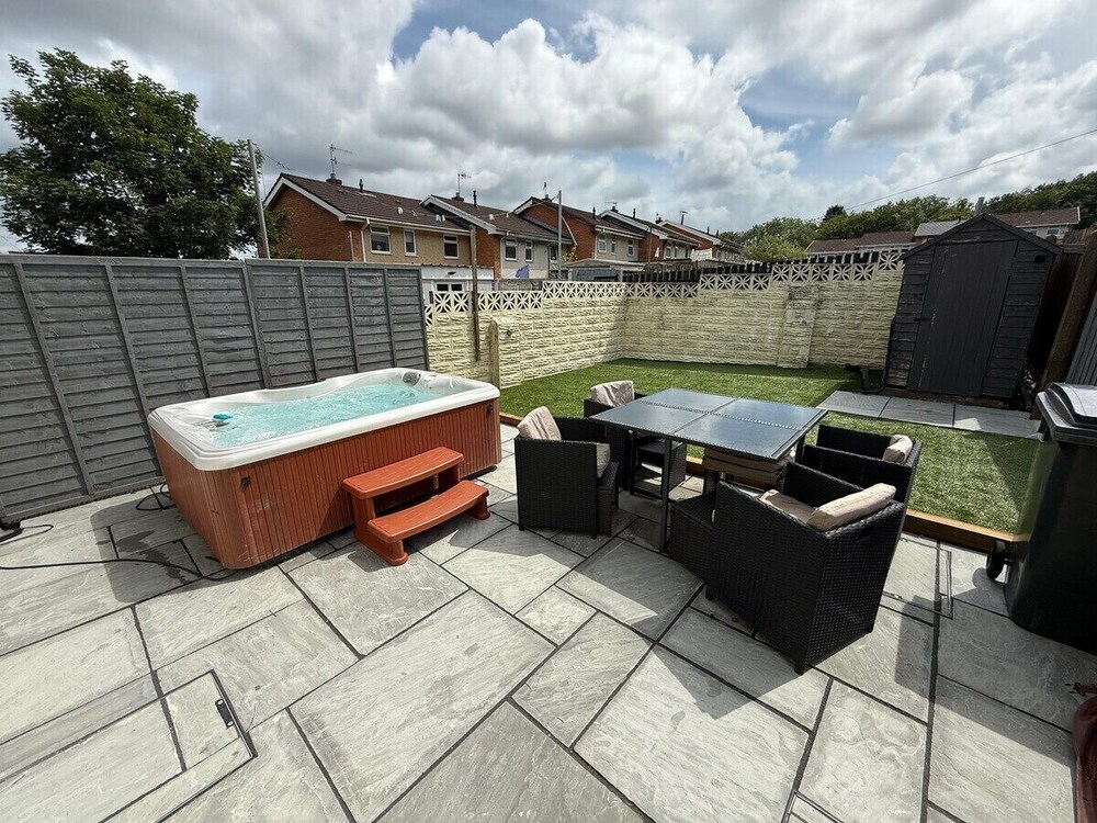 Family & Group Stay 3 Bedroom Swansea Home