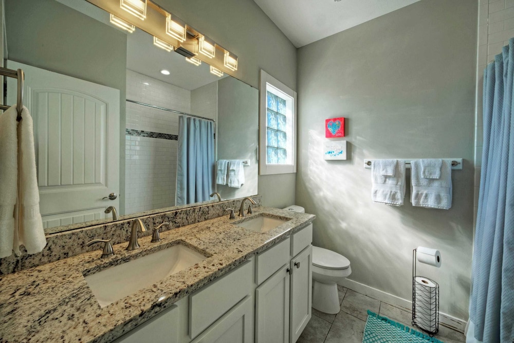 Sleeps 19 2 Homes w/ Pool, Foosball+shuffleboard Mins to the Beach + Shops