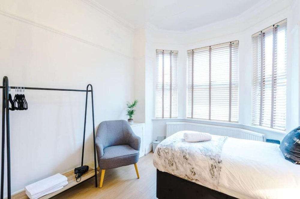 Spacious Bed Rest Stay in Salford City