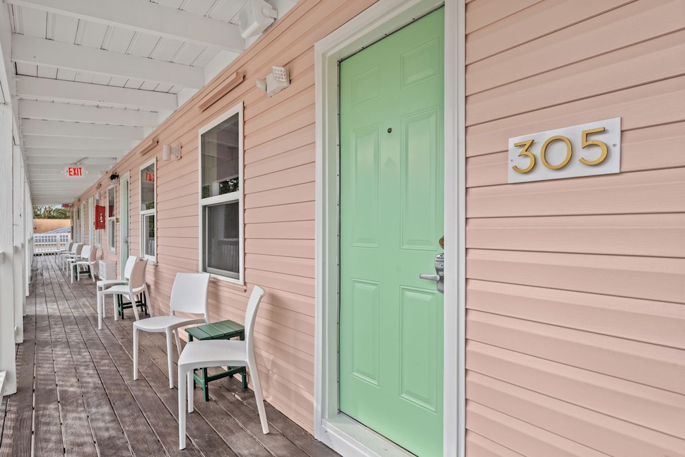 Treehouse Lounge - RR Beach Club