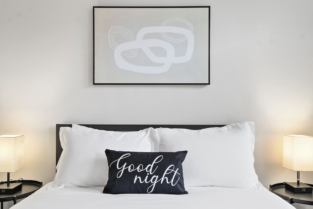 Sleek 2BR - Hyde Park 405