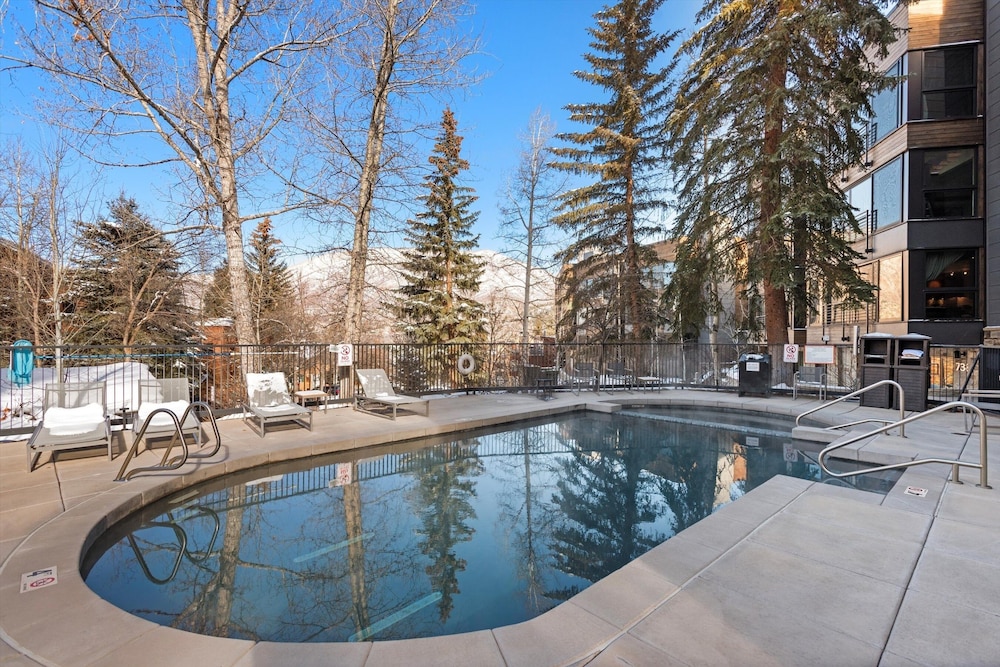 Downtown Aspen Studio Steps to Gondola & Trails - 305A