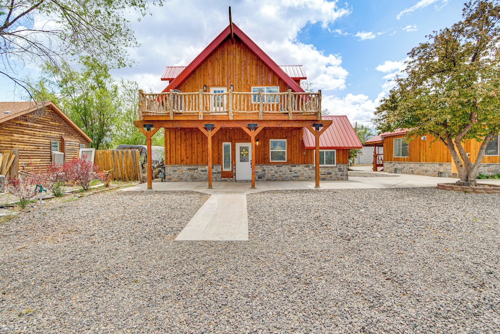 Family Home w/ Mountain Views in Circleville!