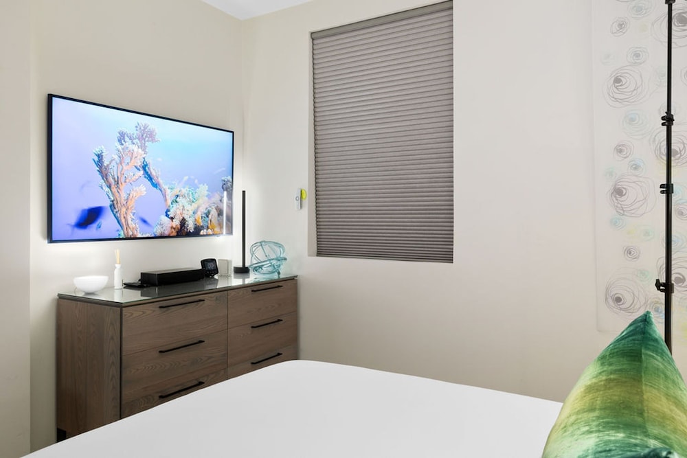 Beachfront Luxury NEW 3br2 5BA Condo Eagle Beach