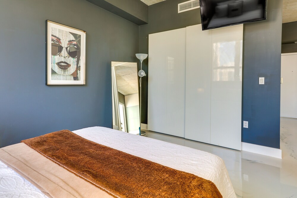 Luxe Downtown Miami Apt: Balcony, Pools, City View