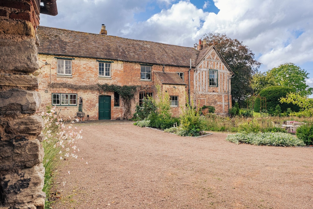 Stunning 4BD Home in Worcestershire