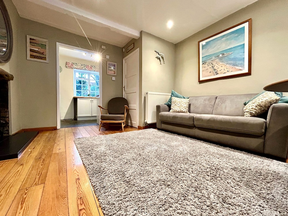 1 Dolphin Cottages