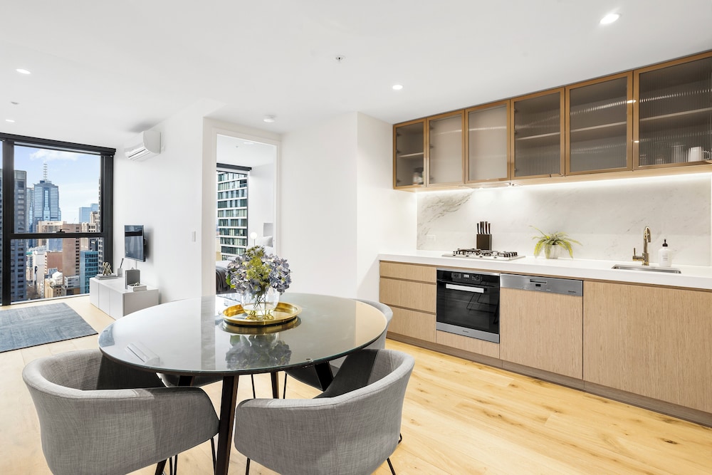 Luxuria Apartments - Collins House