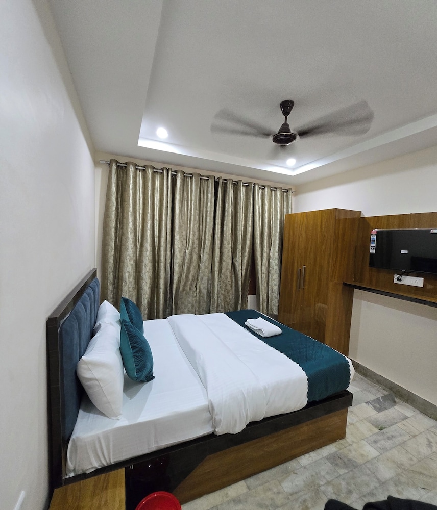 Rudra PGH - just near Temple & Ghats