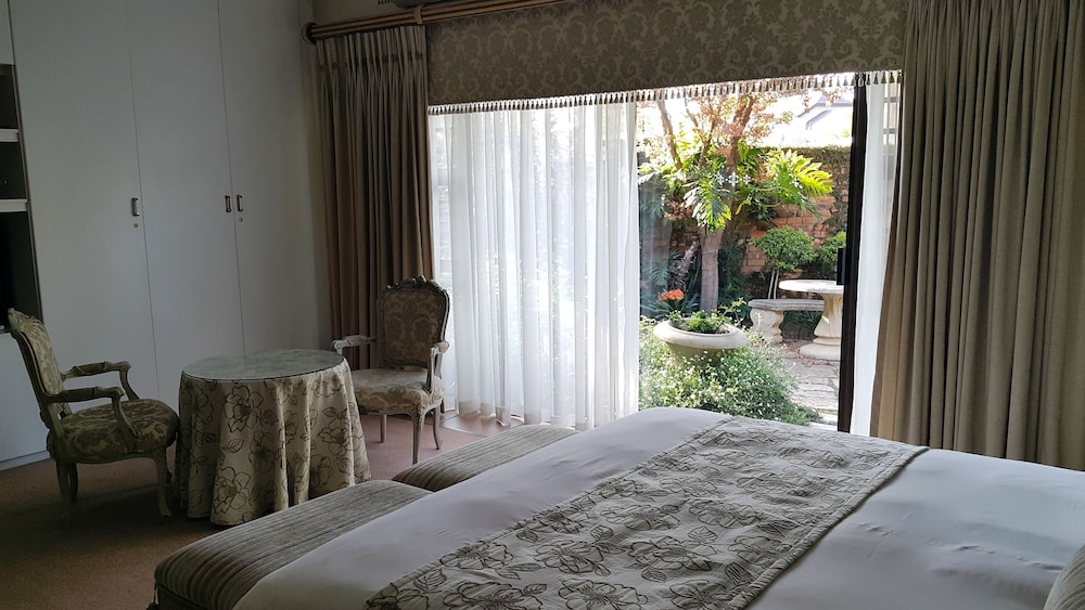 Royal Ridge Guest House and Apartments