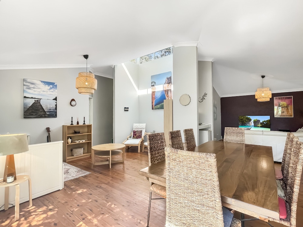 Riverside 3-bed Townhouse With Spacious Deck & BBQ