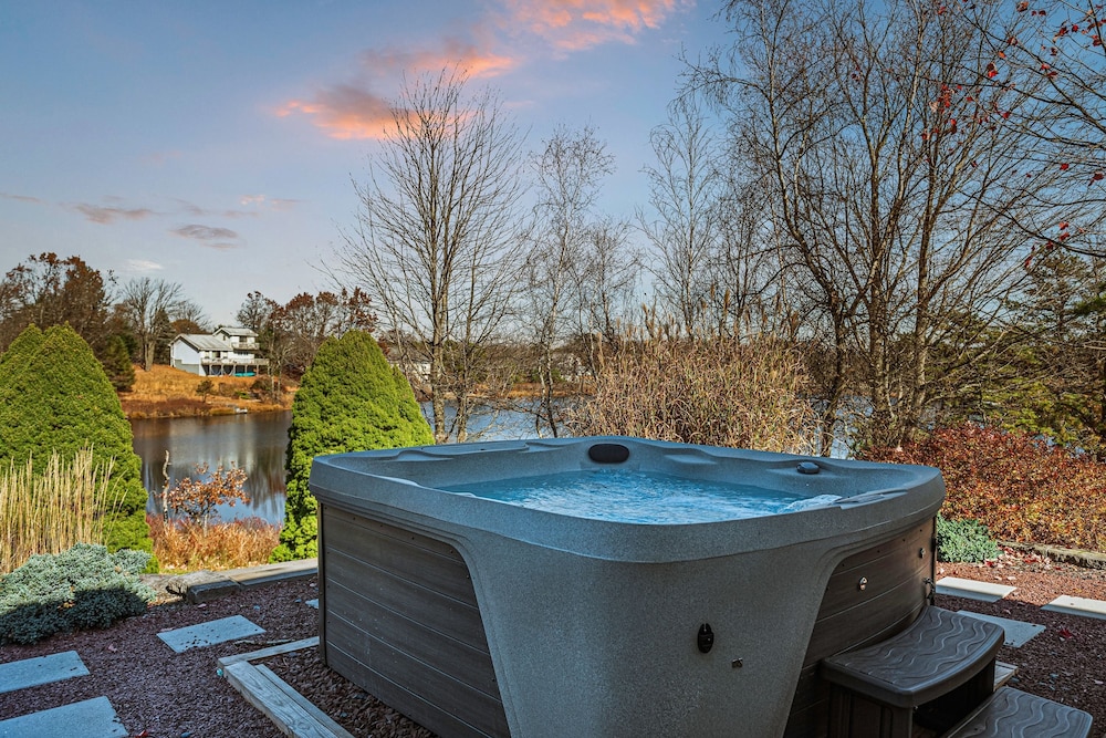 Laker s Pointe by Avantstay Lakefront Private Peninsula Hot Tub Game Room