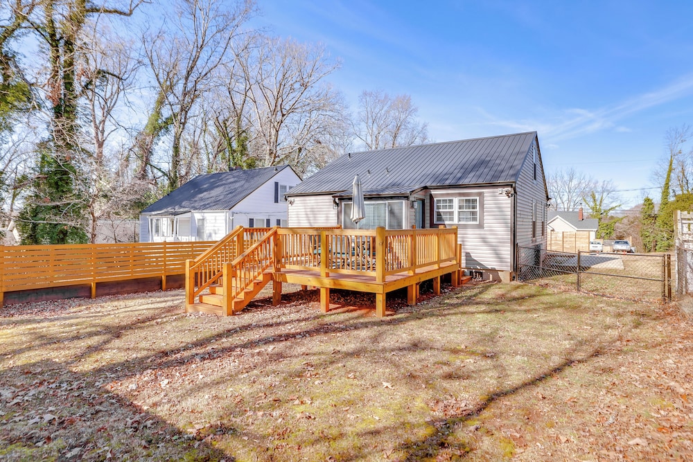 4 Mi to Liberty Bridge: Greenville Getaway w/ Deck
