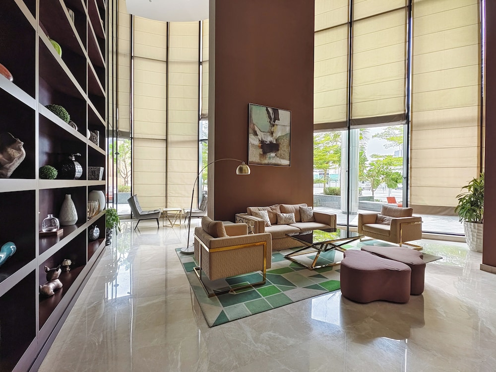 Elegant Apartment Amidst Vibrant Area with Balcony