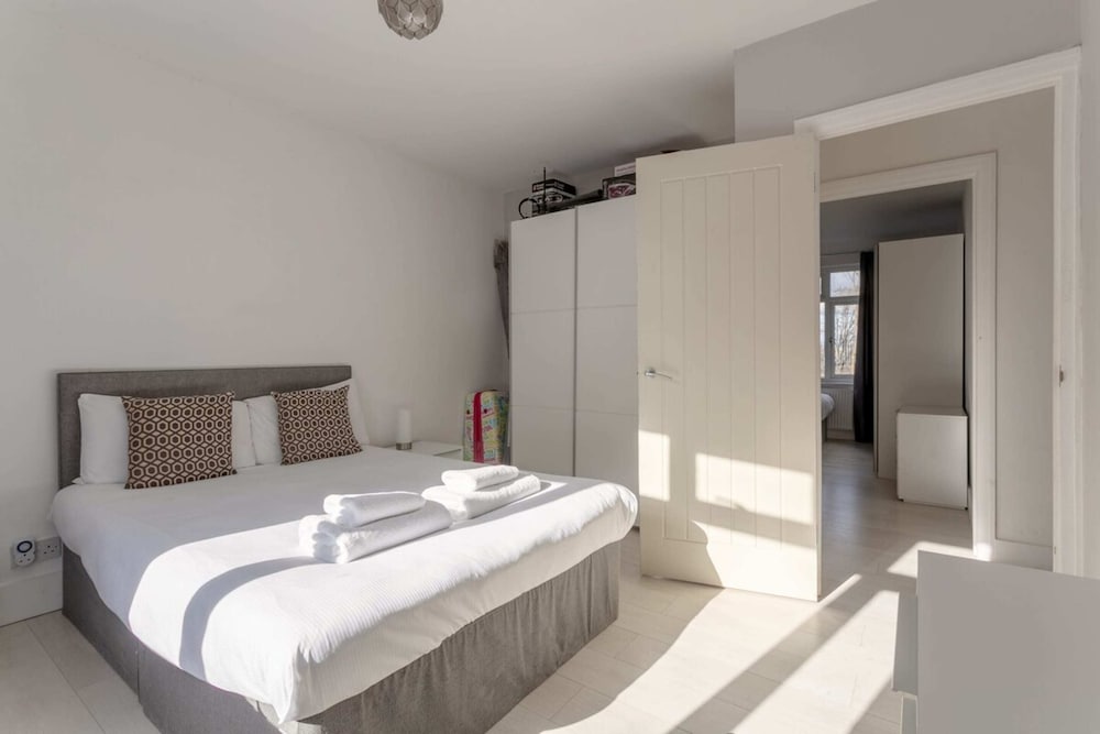 Modern 2 Bedroom Apartment in Morden