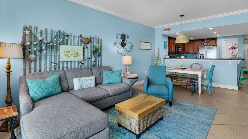 2BR Gulf Front Condo w/ Pool, Gym, Hot Tub + Free Attraction Tickets!